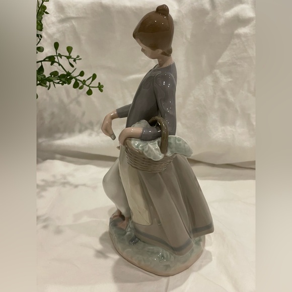 Lladró “Pacing the Ducks” Porcelain Retired Figurine. No Box. - Picture 6 of 12
